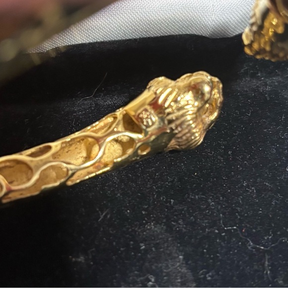 Vintage Lion Head ring and matching bracelet with emerald green enamel accents. - Picture 12 of 13